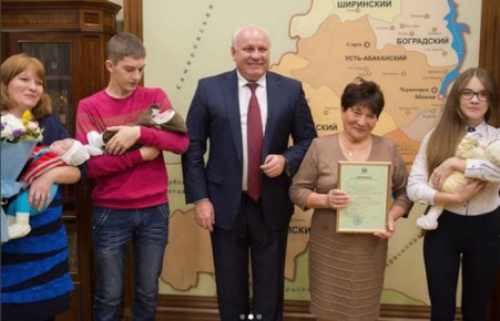 Виктор Зимин вручил родителям тройняшек сертификат на 1 млн рублей