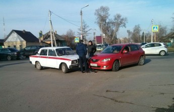 В Абакане на перекрестке не разъехались "Мазда" и служебный автомобиль