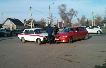 В Абакане на перекрестке не разъехались "Мазда" и служебный автомобиль