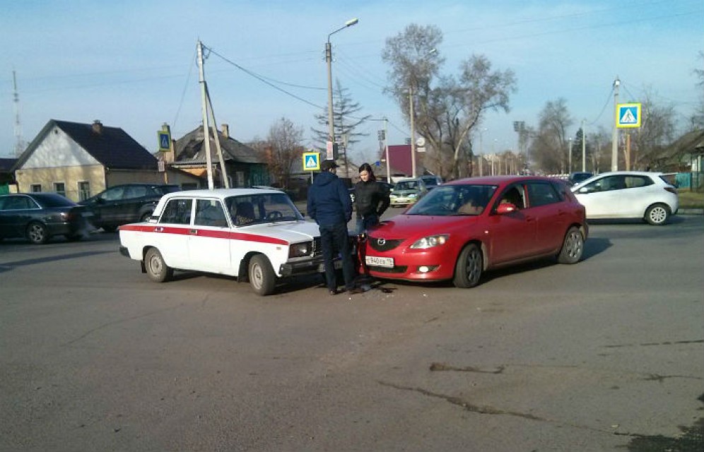 В Абакане на перекрестке не разъехались "Мазда" и служебный автомобиль