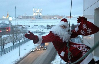 В Хакасии объявился Дед Мороз-экстремал, который приходит к детям через окно