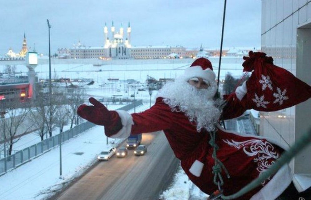 В Хакасии объявился Дед Мороз-экстремал, который приходит к детям через окно