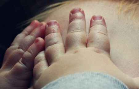 В Хакасии 2-летний ребенок на базе отдыха упал с двухэтажной кровати