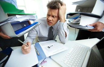 Россияне стали работать больше и зарабатывать меньше