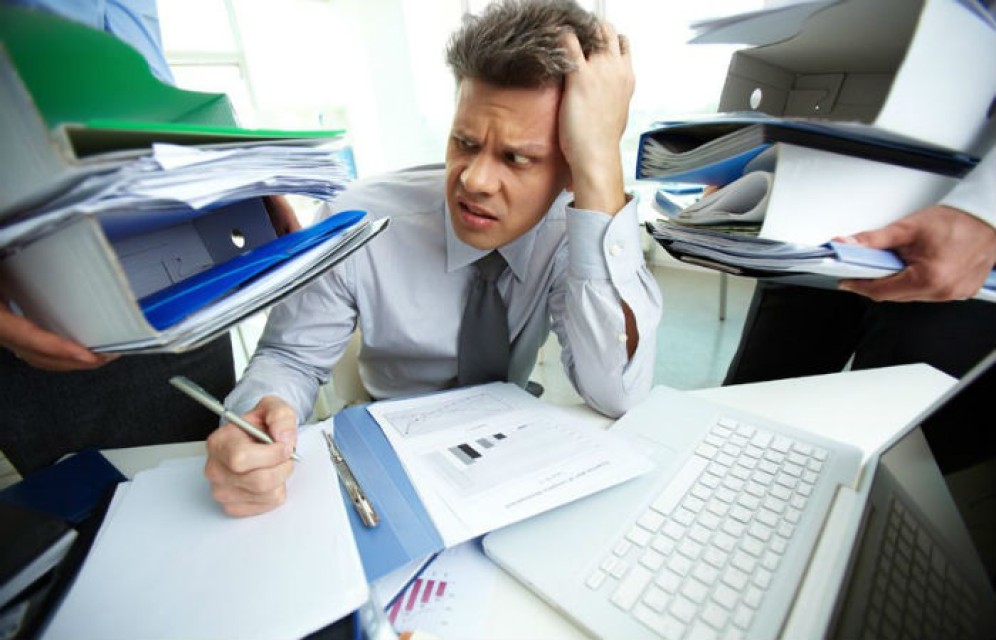 Россияне стали работать больше и зарабатывать меньше