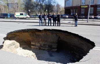 Россияне с июня смогут жаловаться на качество дорог через мобильное приложение