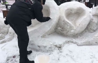 В Красноярске коммунальщики элитного поселка покрасили снег в белый цвет (видео)