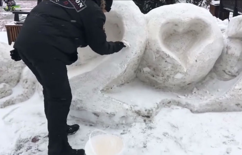 В Красноярске коммунальщики элитного поселка покрасили снег в белый цвет (видео)