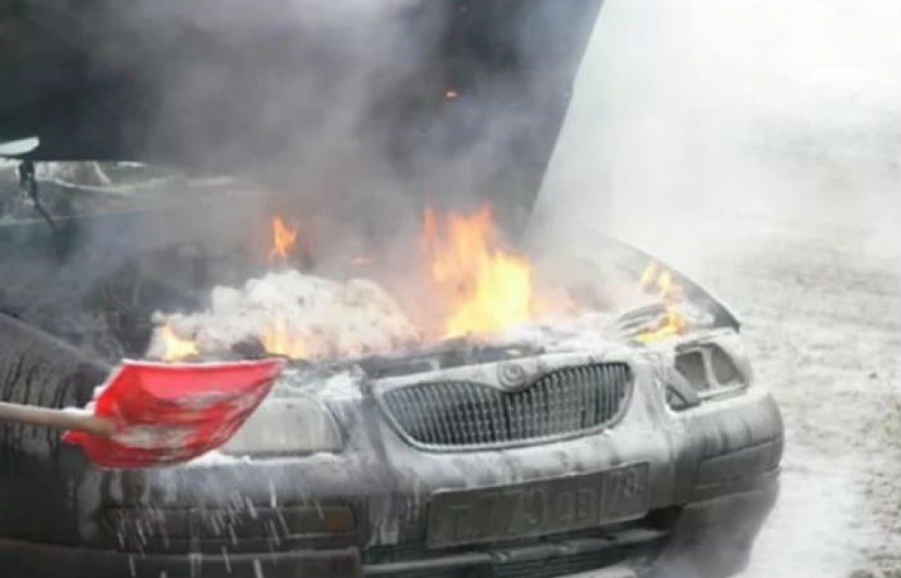 В Абакане автоледи сама потушила пожар в машине