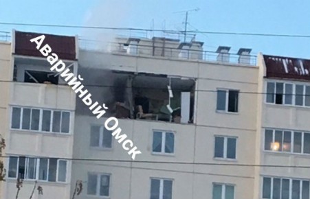 В Омске частично обрушилась стена многоэтажного дома