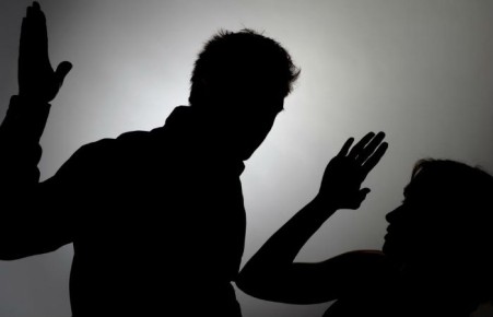 В Абакане посетитель кафе побил незнакомую ему девушку