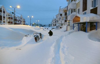 На Сахалине ветер снес с балкона 4-го этажа вышедшую покурить пенсионерку