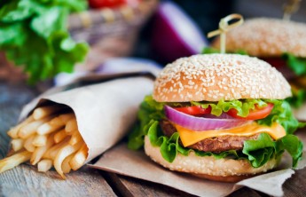 Минздрав предложил ограничить рекламу фастфуда и газировки