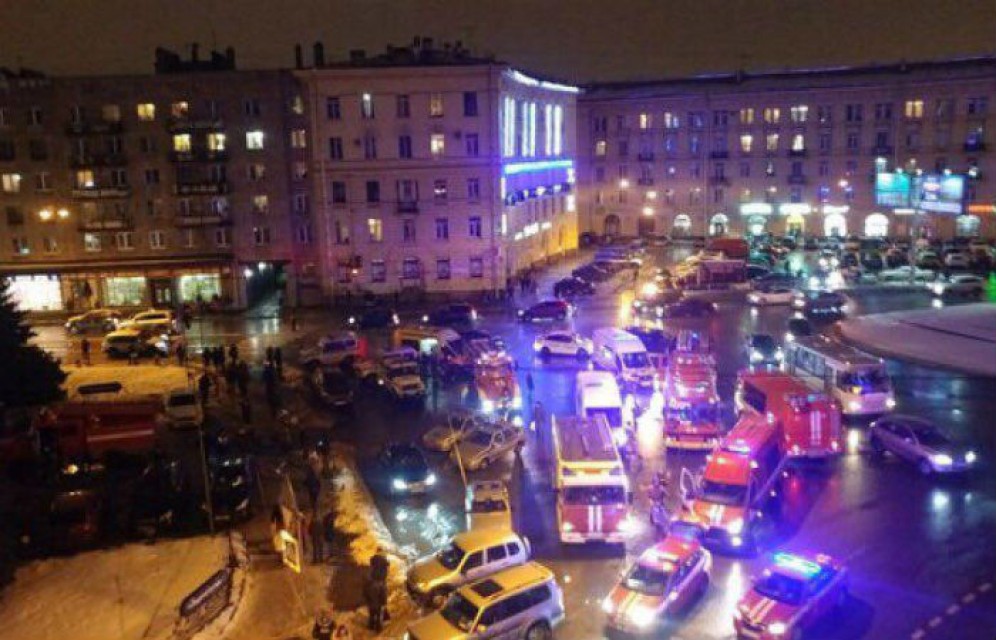 Десять человек пострадали при взрыве в петербургском супермаркете