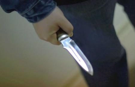 Жителя Абакана будут судить за то, что он угрожал ножом полицейским