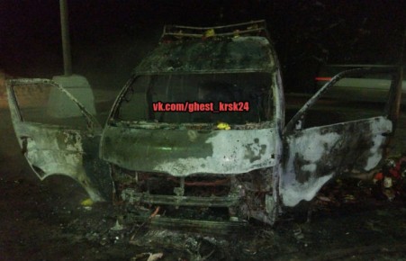 Под Красноярском дотла сгорел микроавтобус с петардами