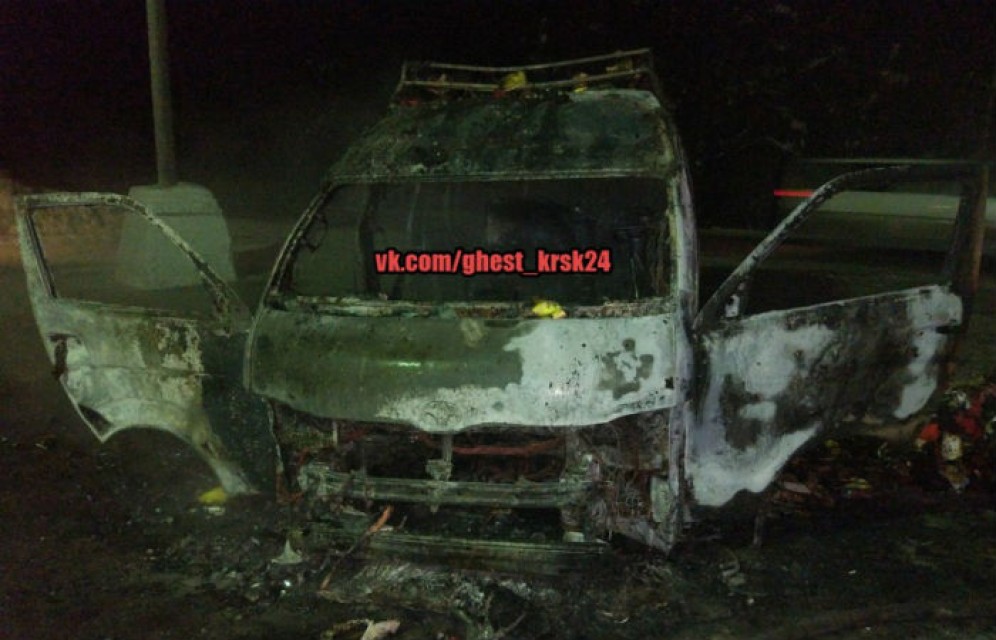 Под Красноярском дотла сгорел микроавтобус с петардами