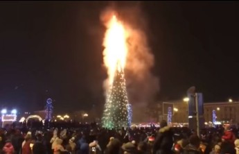 Видео: Главная елка Южно-Сахалинска сгорела дотла