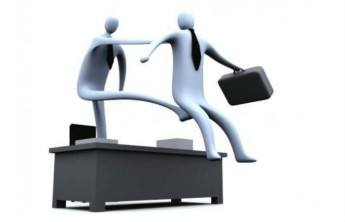 Чиновников решили стимулировать премиями и угрозой безработицы