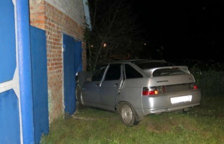 В Аскизе пьяный водитель врезался в гараж
