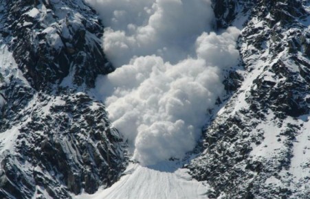 На трассу в районе Курагино сошла снежная лавина