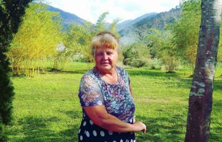 «Снимает комнату в публичном доме и ездит на попутках»: пенсионерка из Хакасии в одиночку путешествует по миру