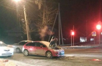 В Абакане на перекрестке вспыхнул автомобиль