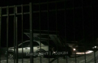 В Саяногорске на автомобиль упал рекламный щит 