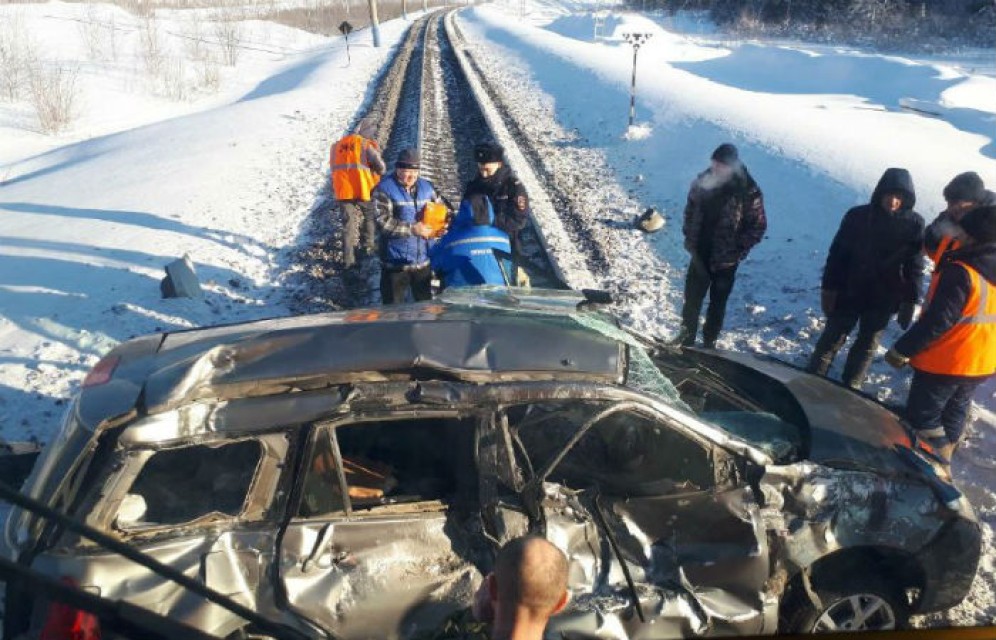 Электричка "Абакан — Кошурниково" столкнулась с автомобилем: один человек погиб