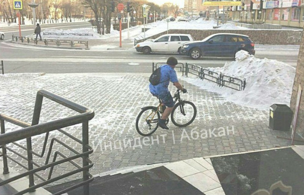 В Абакане в -36 градусов заметили велосипедиста в шортах