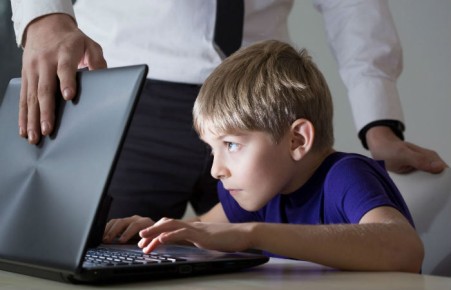 Милонов предложил регистрировать детей в соцсетях только с разрешения родителей