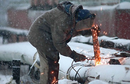 Роструд напомнил работодателям о правилах организации работ на морозе