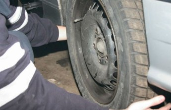 В Абакане двое уголовников "разували" машины