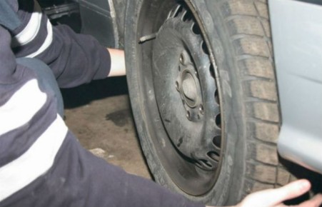 В Абакане двое уголовников "разували" машины