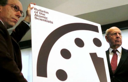 На символических часах Судного дня осталось две минуты до ядерной полуночи