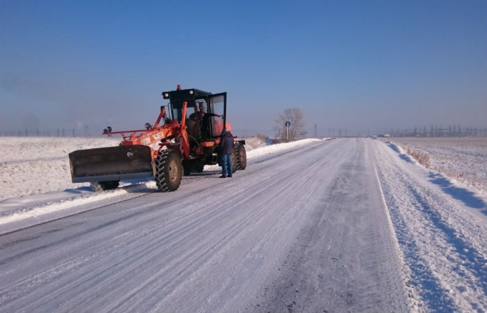 Саяногорскую трассу расчищают от заносов десять единиц дорожной техники