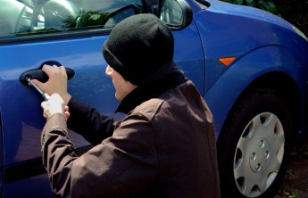 В Абакане подростки вскрывали автомобили отверткой