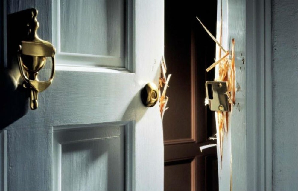 Житель Абазы в поисках жены сломал дверь ее подруге