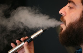 Электронные сигареты предложили приравнять к обычным