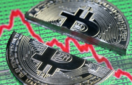 Курс биткоина упал ниже $8 тысяч