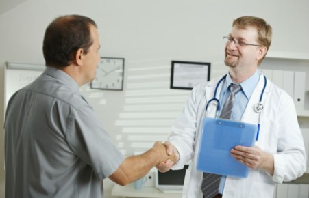 Лечение у частных врачей хотят разрешить оплачивать за счет ОМС