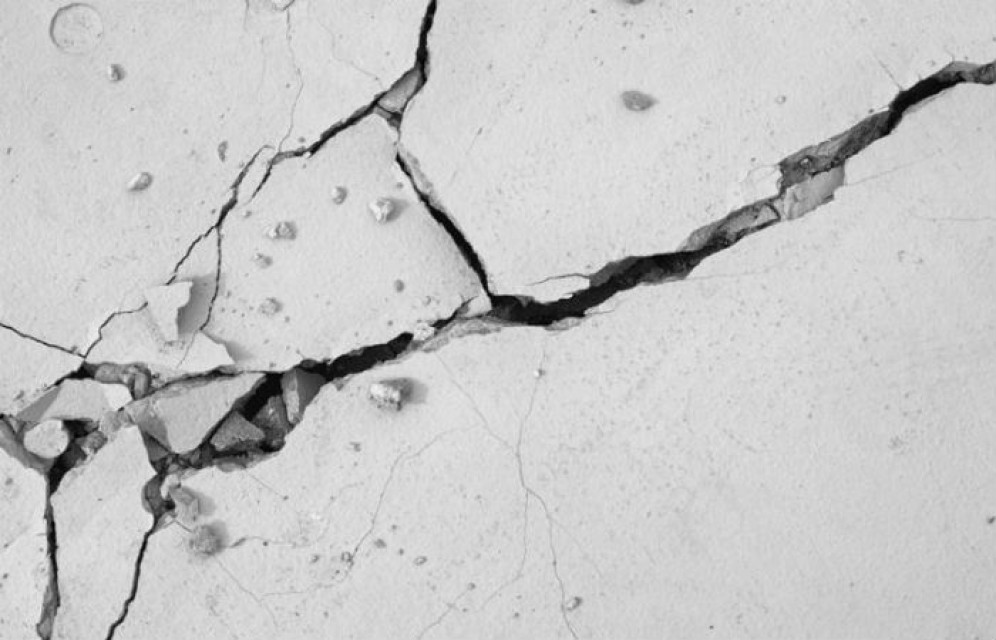 Директор красноярской школы вызвала полицию из-за того, что школьник сфотографировал трещины в стенах