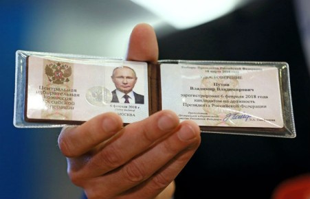 Путин получил удостоверение зарегистрированного кандидата в президенты РФ 