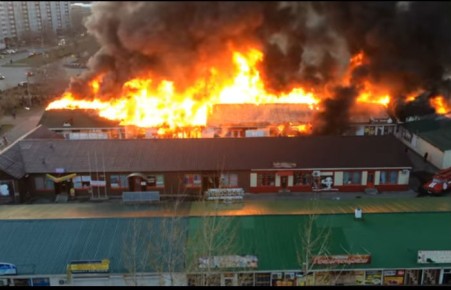 В Минусинске сгорели торговые павильоны