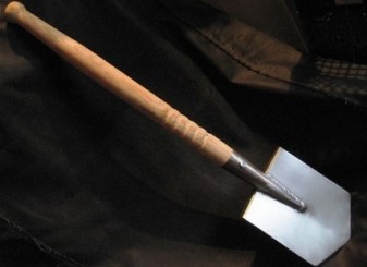 Житель Черногорска чуть не убил приятеля лопатой