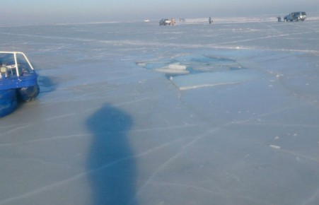 На Красноярском водохранилище ушел под лед автомобиль