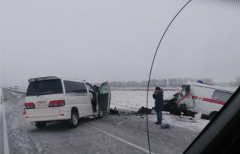 Иномарка и автомобиль скорой помощи столкнулись лоб в лоб на трассе в Хакасии