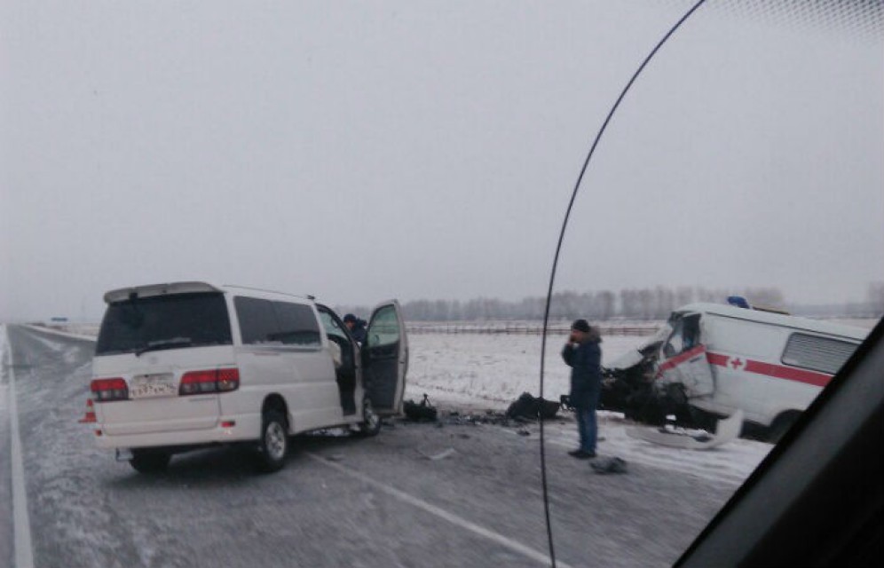 Иномарка и автомобиль скорой помощи столкнулись лоб в лоб на трассе в Хакасии