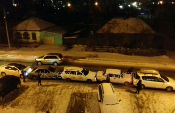 В Абакане водители устроили «паровозик» из пяти автомобилей