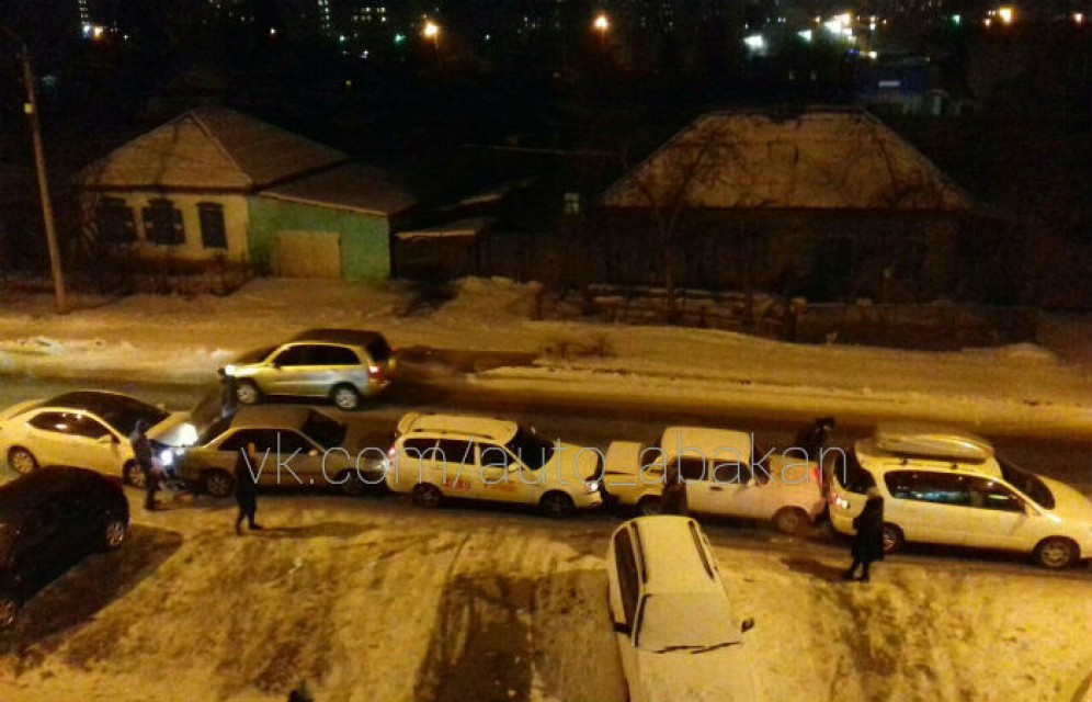 В Абакане водители устроили «паровозик» из пяти автомобилей